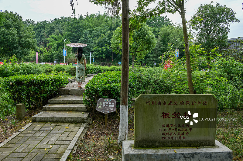 四川省绵阳市北川县永昌镇湿地公园中的省级文物板凳桥图片素材