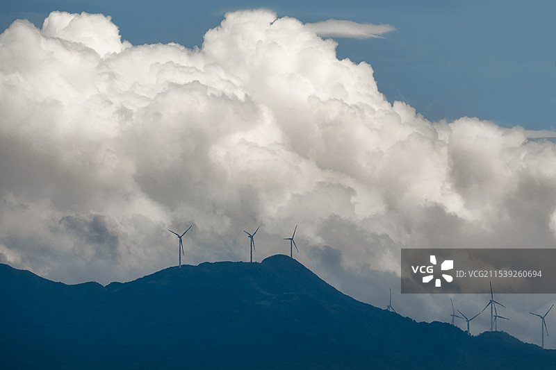 蓝天白云山上风车图片素材
