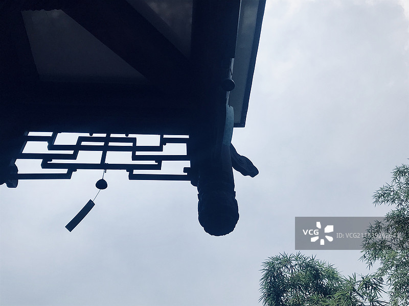 古风 屋檐下的风铃 低角度视图图片素材