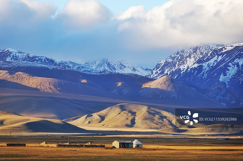 巴音布鲁克日落下蒙古包图片素材