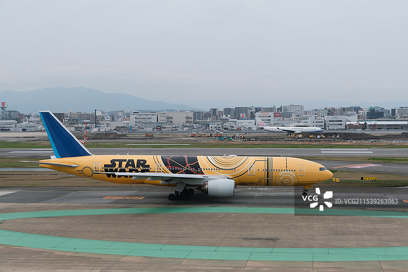 一架星球大战彩绘波音787客机在日本成田机场跑道上滑行图片素材