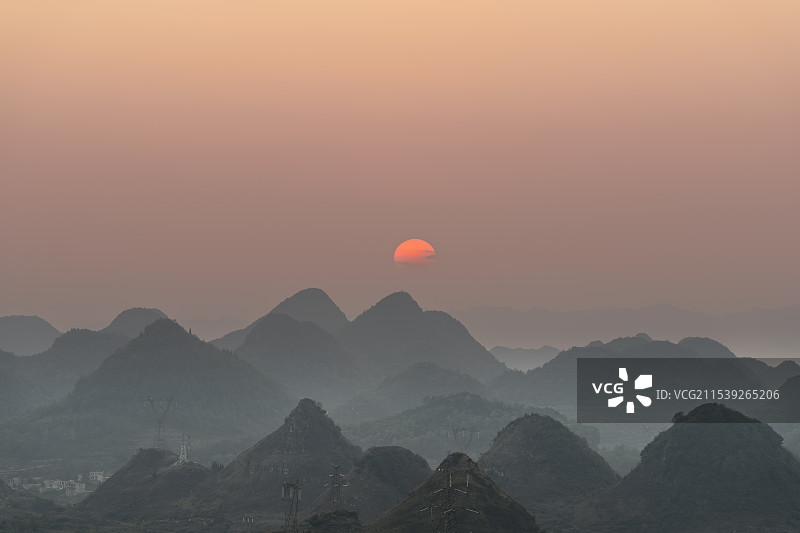 贵州安顺-喀斯特地形风光-宛如水墨画的日落风景图片素材