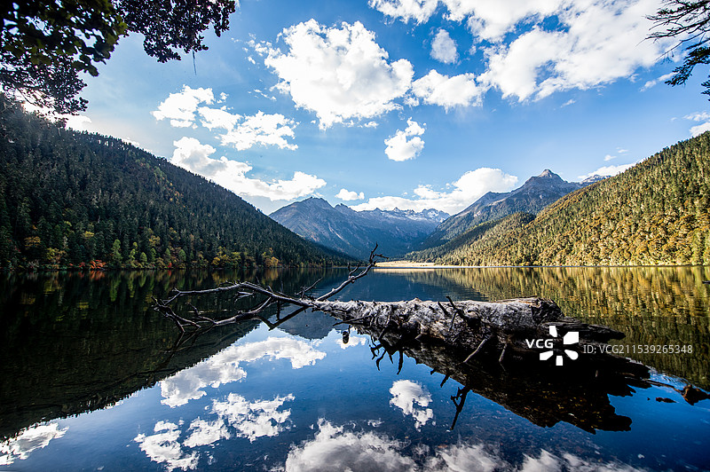 川西伍须海平静湖面的倒影图片素材