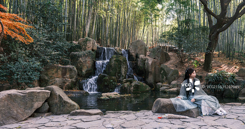 苏州虎丘山景区林泉红枫旁身着传统服饰的女子图片素材