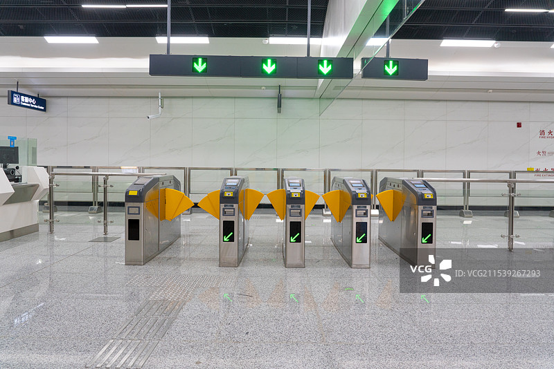 武汉地铁11号线关山大道，光谷广场站图片素材