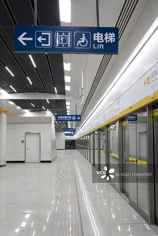 武汉地铁11号线关山大道，光谷广场站图片素材