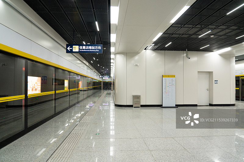 武汉地铁11号线关山大道，光谷广场站图片素材