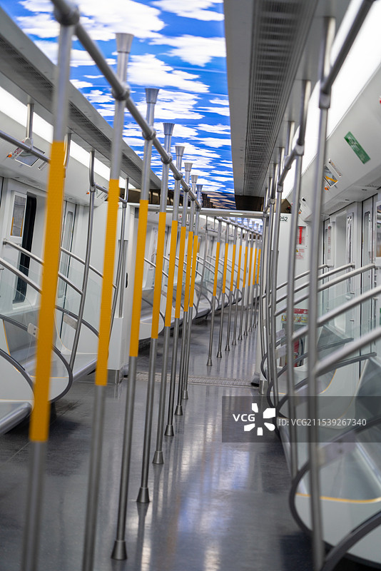 武汉地铁11号线关山大道，光谷广场站图片素材