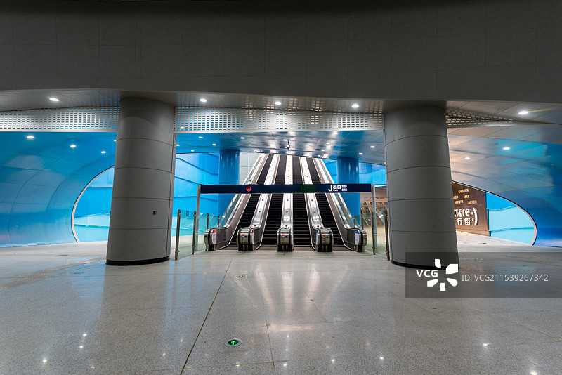 武汉地铁11号线关山大道，光谷广场站图片素材