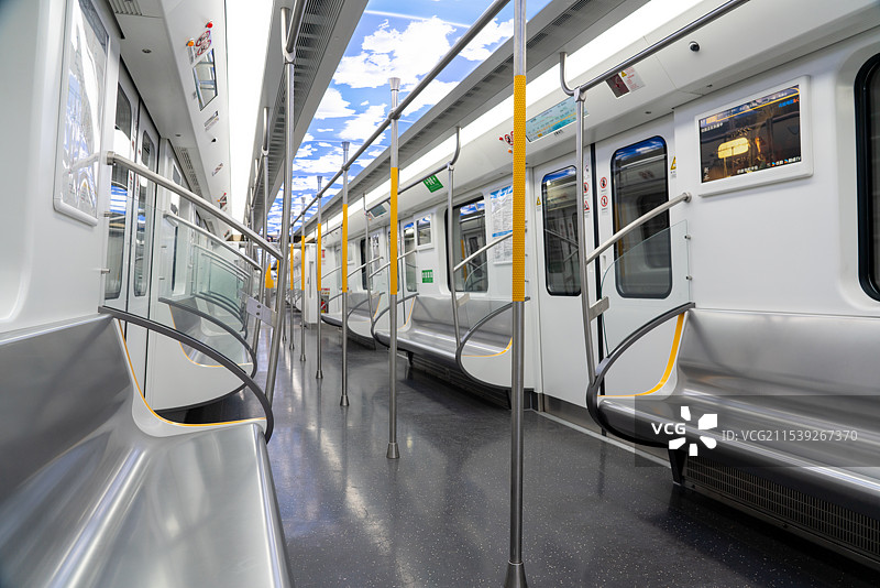 武汉地铁11号线关山大道，光谷广场站图片素材