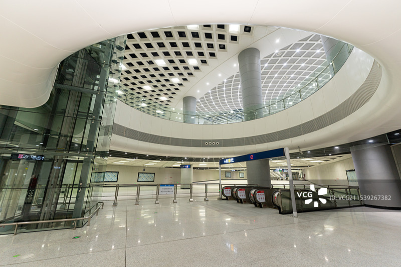 武汉地铁11号线关山大道，光谷广场站图片素材