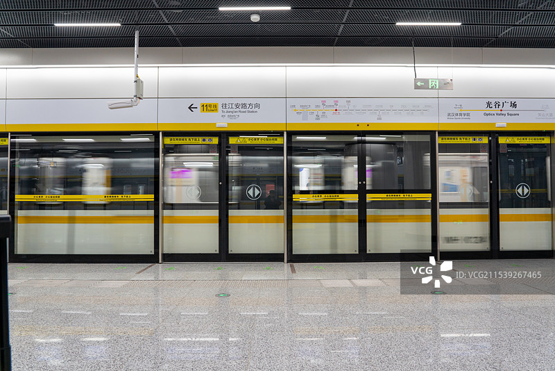 武汉地铁11号线关山大道，光谷广场站图片素材