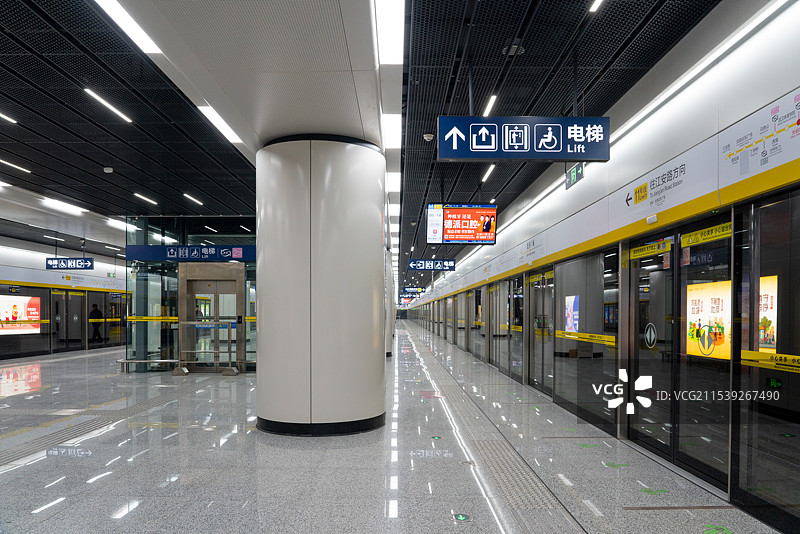 武汉地铁11号线关山大道，光谷广场站图片素材