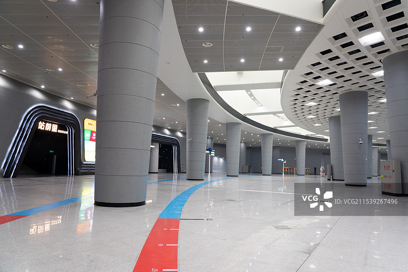武汉地铁11号线关山大道，光谷广场站图片素材