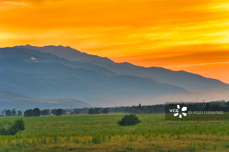那拉提河谷草原的壮丽日落图片素材