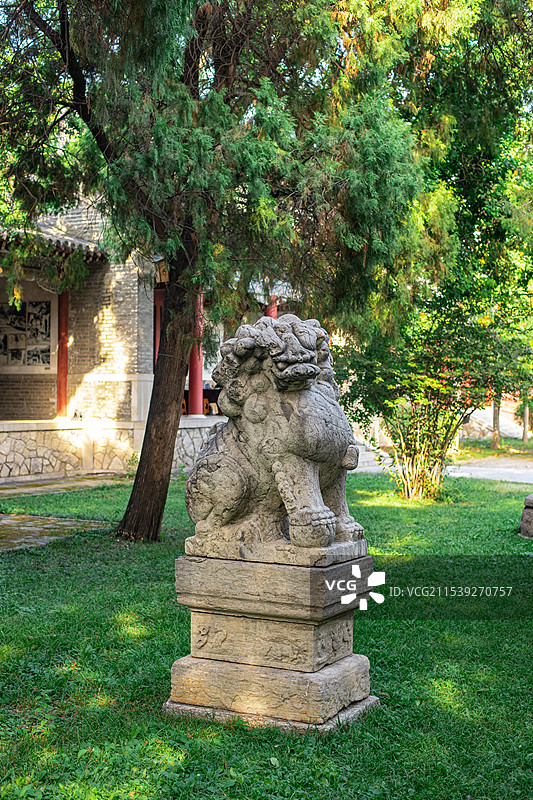 中国山东泰安著名景点泰山旅行旅游目的地风景区，泰山第一行宫岱庙的石狮子，户外白昼无人图像摄影图片素材