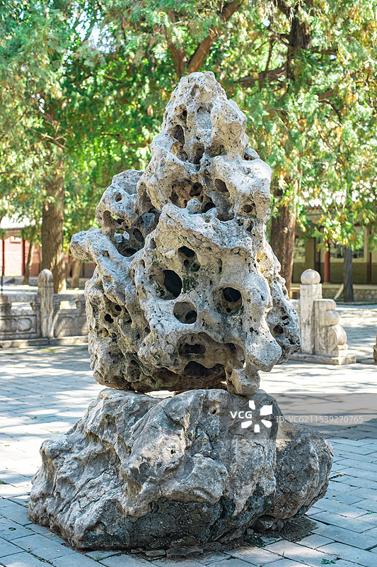 中国中式庭院拍摄主题，皇家庭院里一块太湖石假山石扶桑石，户外白昼无人图像摄影图片素材