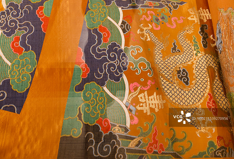 杏黄地彩云金龙纹妆花缎织成料清华大学艺术博物馆丝绣华章织绣部分图片素材