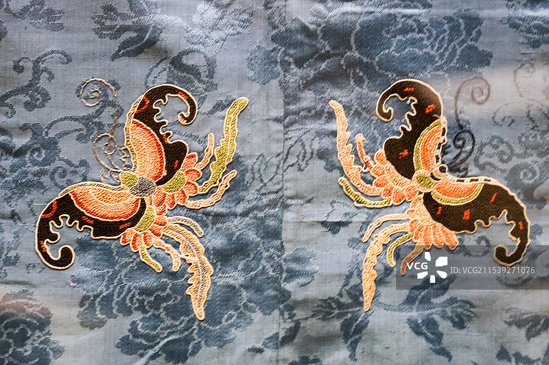 杏红暗花绸绣牡丹蝴蝶纹阑干裙天青色暗花绸绣花蝶纹袄图片素材