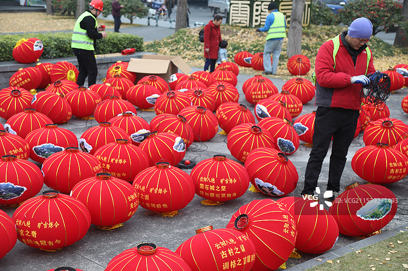 重庆市云阳县的工人正在悬挂大红灯笼迎接元旦节和春节图片素材