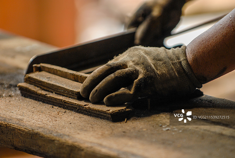 建筑工地钢筋工双手在操作台上操作图片素材