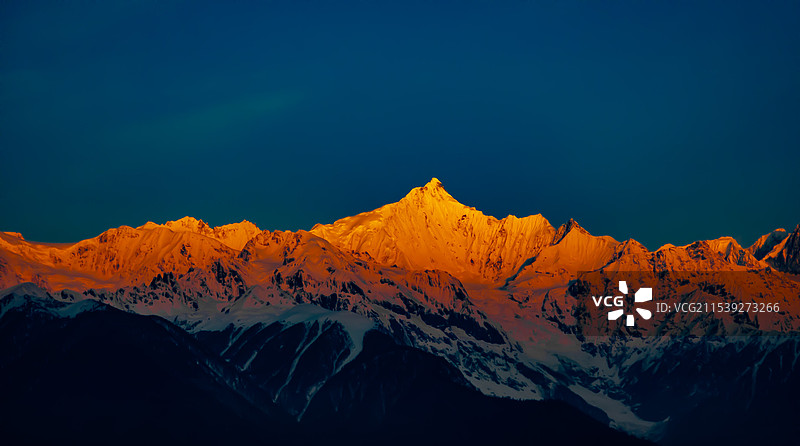 哈巴雪山远景图片素材