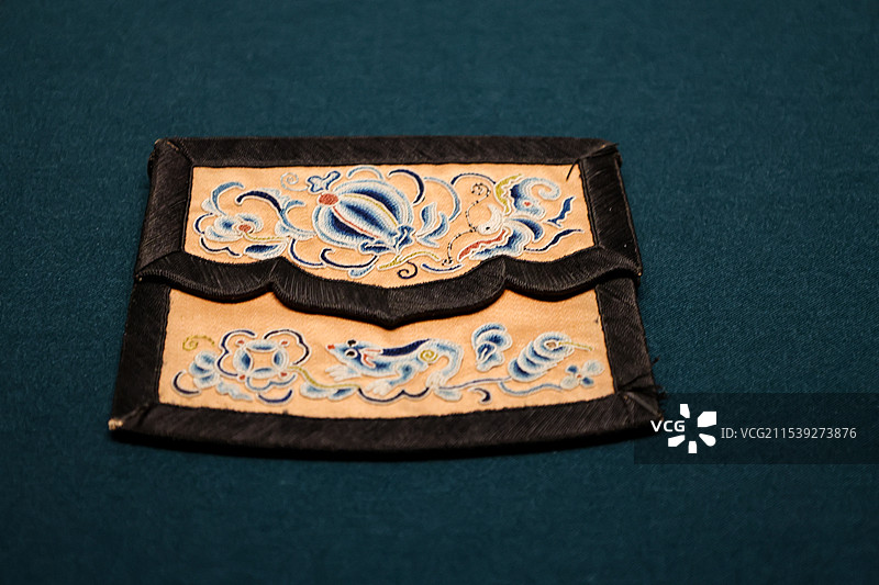 清华大学艺术博物馆丝绣华章织绣部分 镜帘钱包配饰等组图图片素材