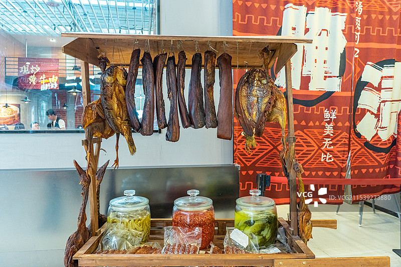 中国饮食产业拍摄主题，传统腊肉鱼肉鸭肉一排悬挂的成一排的火腿肠，室内无人图像摄影图片素材
