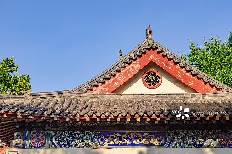 中国传统房屋拍摄主题，古代建筑的屋顶屋脊灰色瓦片，户外白昼无人图像摄影图片素材