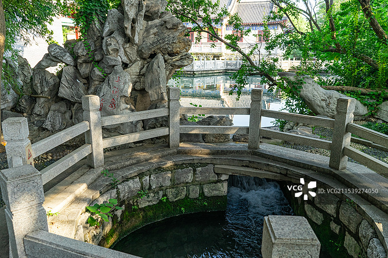 中国5A级旅游景区拍摄主题，山东省济南市珍珠泉著名景点池塘九角泉，户外白昼无人图像摄影图片素材