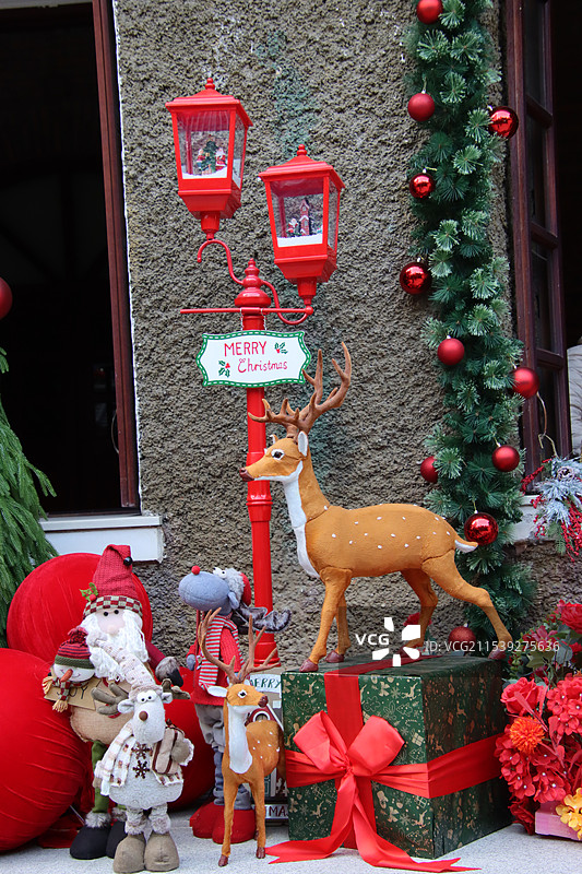 教堂圣诞公仔摆件图片素材