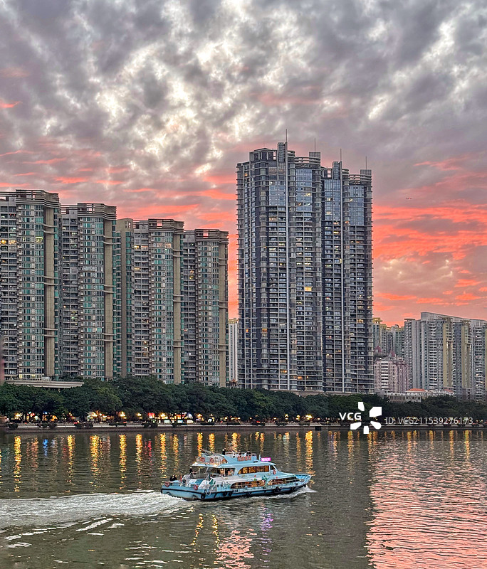 黄昏时分广州海印桥边城市景观视图图片素材