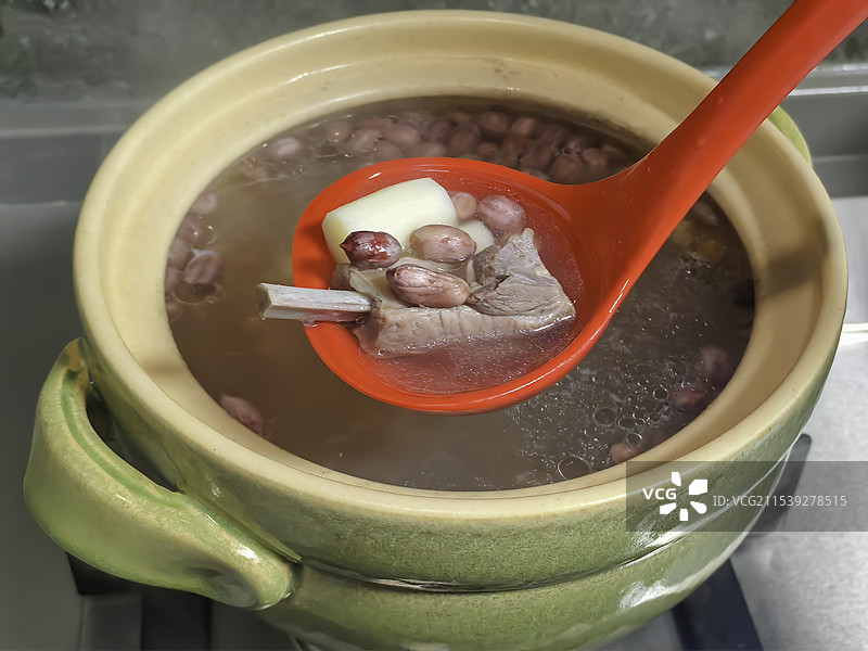 冬季营养汤锅山药花生炖排骨图片素材