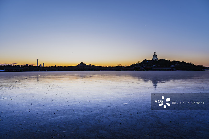 冬天北海公园白塔、景山万春亭和中国尊同框，同时在冰面呈现倒影图片素材