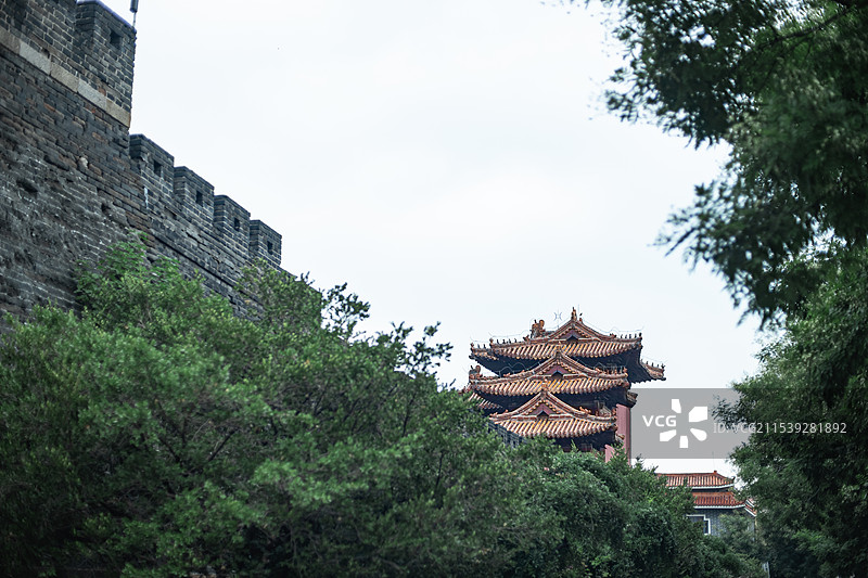 中国山东泰安著名景点泰山旅游风景区，岱庙行宫沧桑而高大金黄色的角楼，户外白昼无人图像摄影图片素材