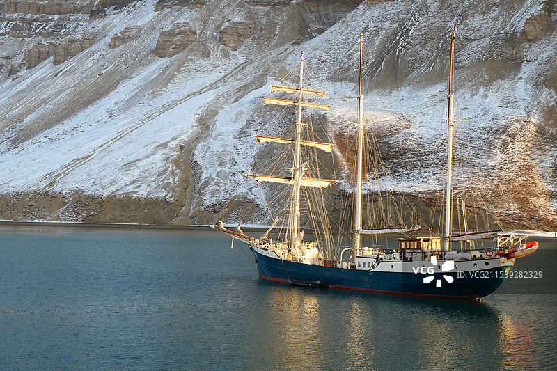 北极圈斯瓦尔巴岛北冰洋上的小船图片素材