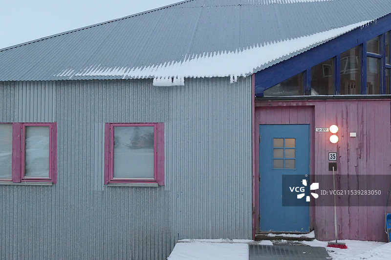 北极圈斯瓦尔巴岛朗伊尔城世界最北城市 彩色房子图片素材