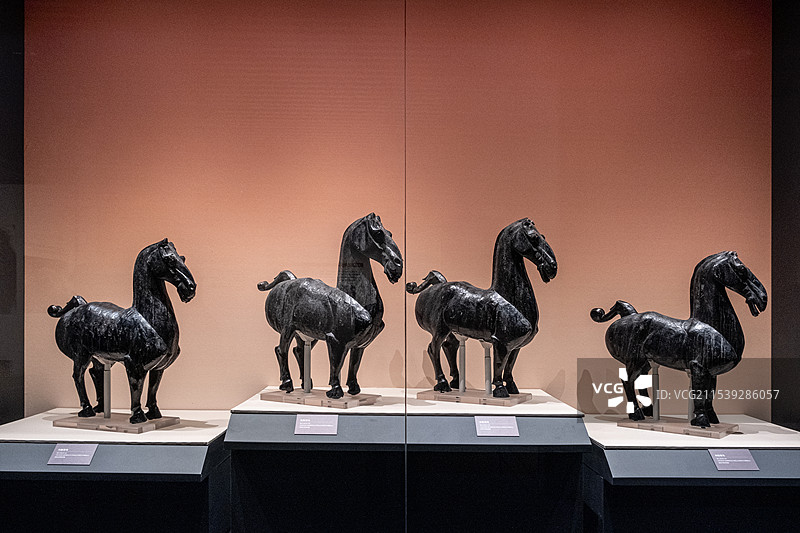 四川成都四川博物院雄关古道经纬中华大蜀道上的天地人与中国精神特展西汉木胎漆马图片素材