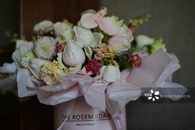 桌上花瓶里的花朵特写镜头图片素材