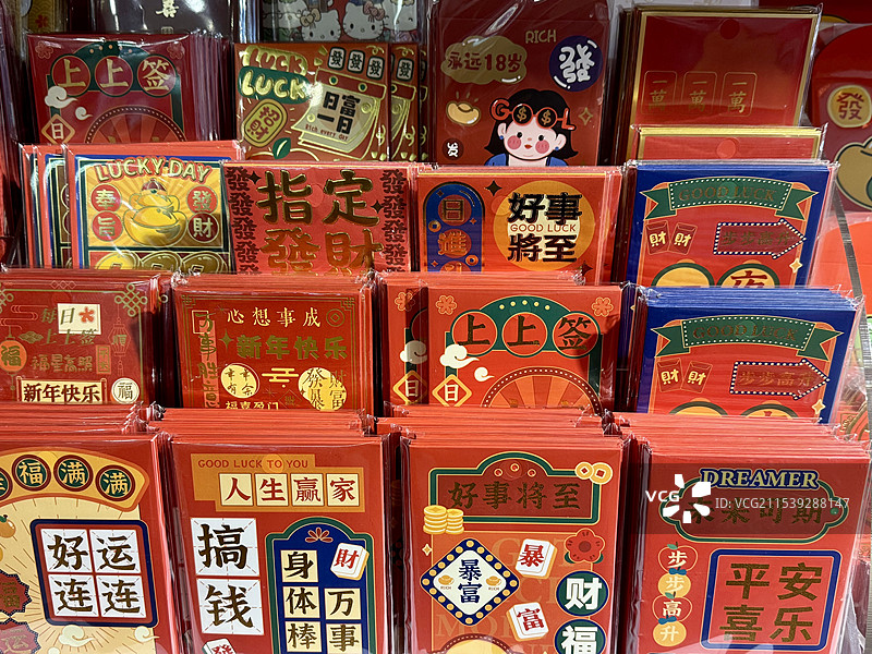 市场摊位出售的各种封面的春节红包图片素材