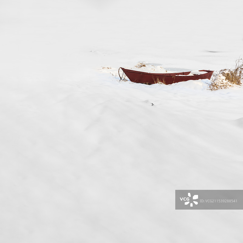雪地红船图片素材