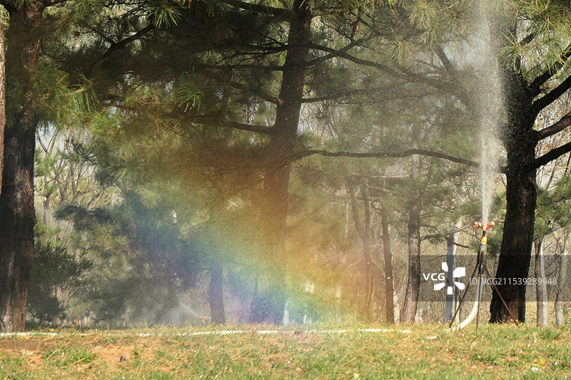 雁栖湖边草地彩虹图片素材
