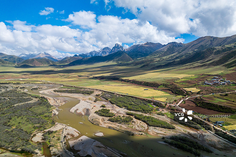 西藏昌都类乌齐县达日塘村湿地乡村田园风光图片素材
