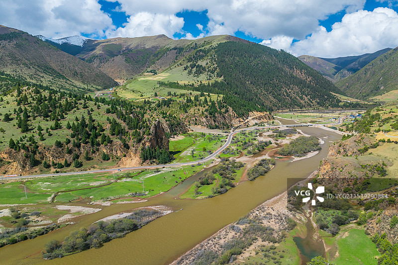 西藏昌都类乌齐县达日塘村湿地乡村田园风光图片素材