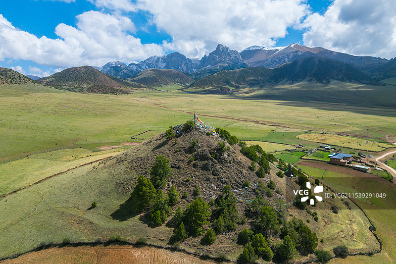 西藏昌都类乌齐县达日塘村湿地乡村田园风光图片素材