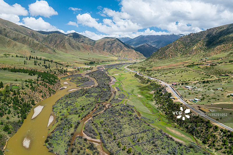 西藏类乌齐县G214青藏线紫曲公路风光航拍图片素材