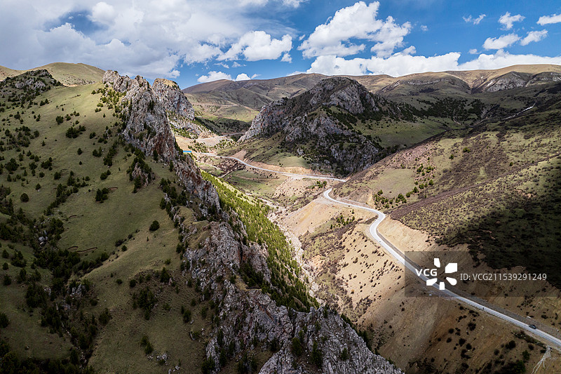 G214唐蕃古道类乌齐县峡谷公路航拍风光图片素材