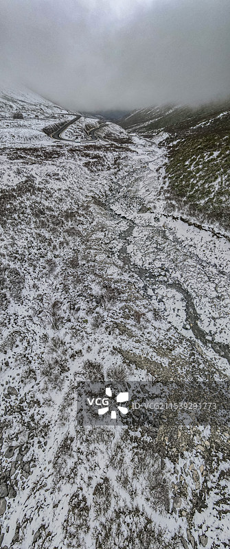 航拍雪山之下的秘境之路（甘南藏族自治区江迭公路）图片素材