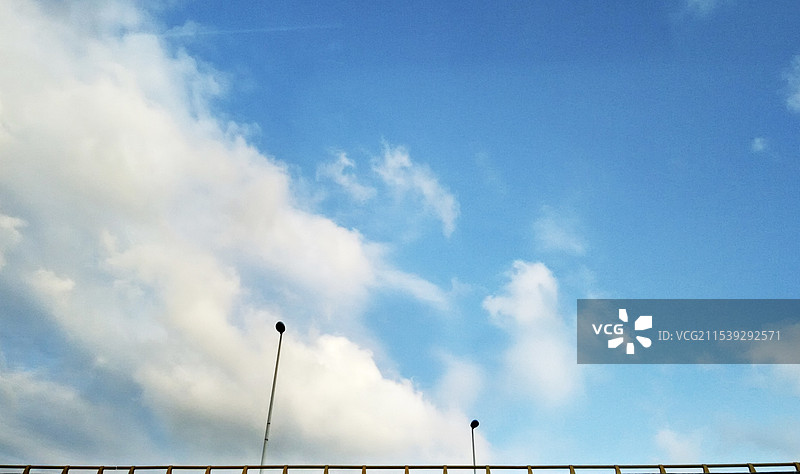 街灯与天空的低角度视图图片素材