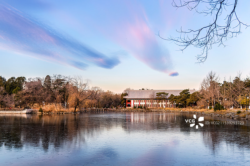 冬天晨光彩霞奇云下的北京大学未名湖与红四楼（备斋）图片素材